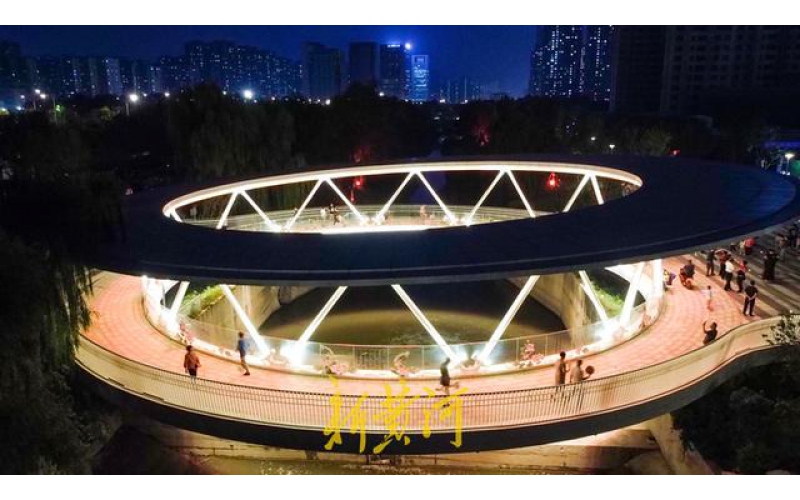 山東濟(jì)南云影橋夜晚變幻五彩水簾，成為臘山河夜景的璀璨亮點(diǎn)